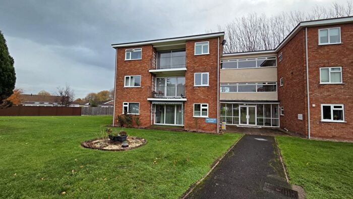 2 Bedroom Flat To Rent In Wellesley Court, Windsor Close, Taunton, TA1