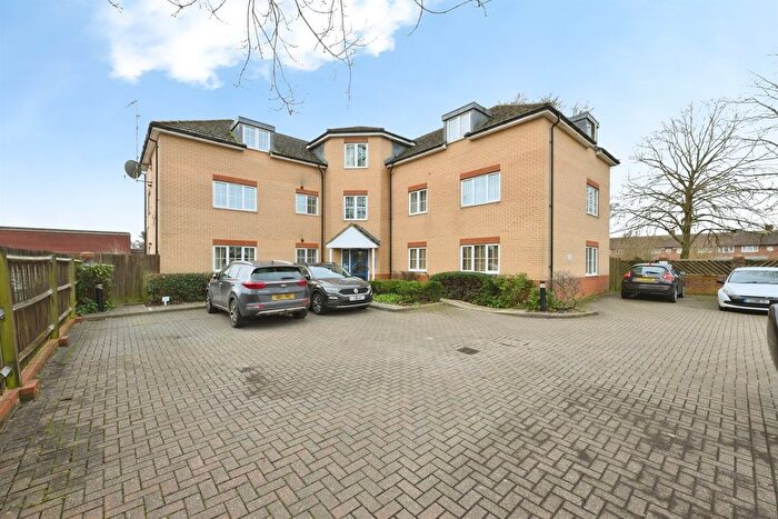 2 Bedroom Flat For Sale In Howlands, Welwyn Garden City, AL7