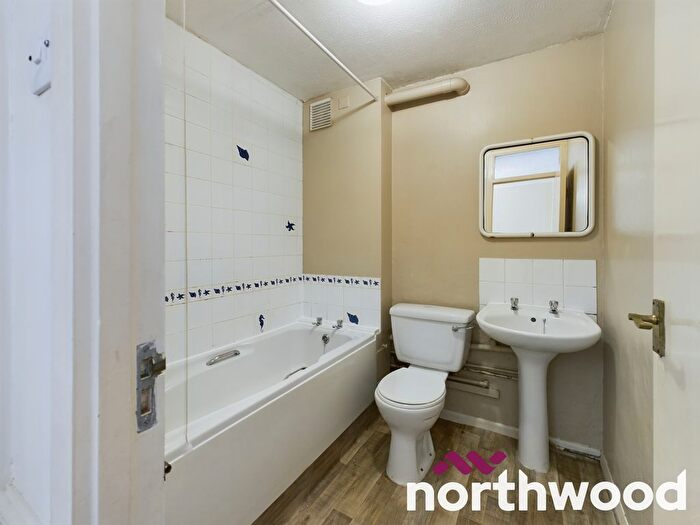 2 Bedroom Flat To Rent In Becketts Court, Canterbury Way, Warley, Brentwood, CM13