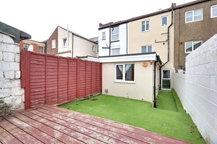 1 Bedroom Flat To Rent In Highland Road, Southsea Unfurnished, PO4