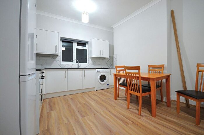 2 Bedroom Flat To Rent In Uxbridge Road, London, W12