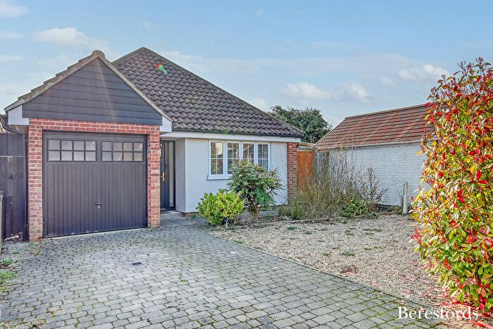 2 Bedroom Bungalow For Sale In Rye Walk, Ingatestone, CM4