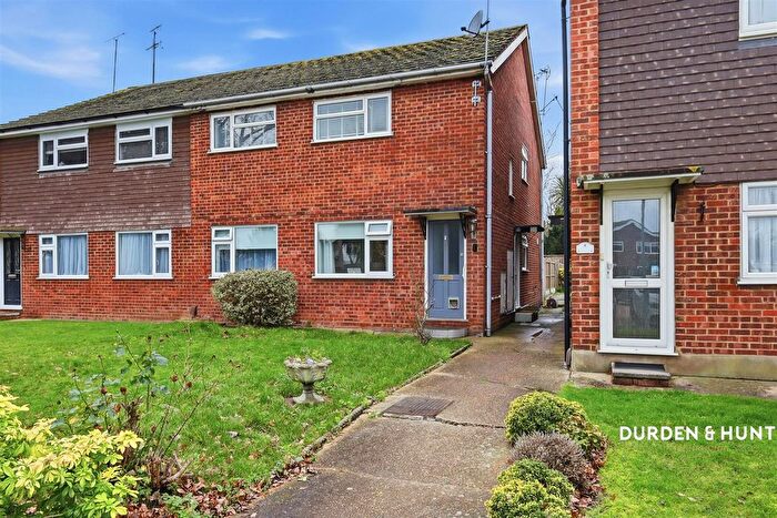 2 Bedroom Maisonette For Sale In Hurstlands Close, Hornchurch, RM11