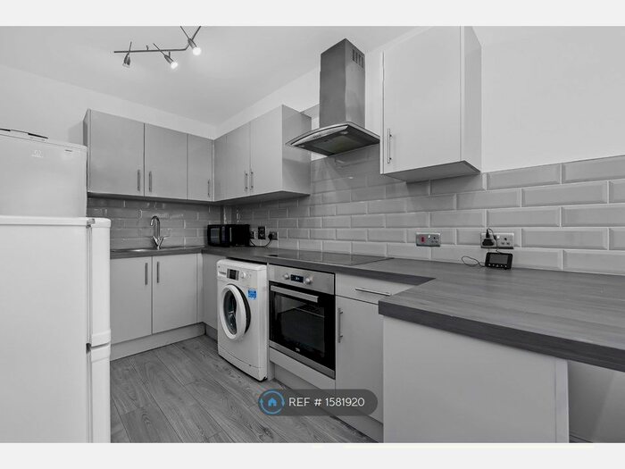 5 Bedroom Flat To Rent In Homemead, London, SW12