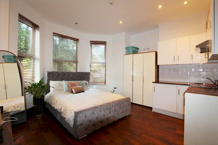 Studio To Rent In Finchley Lane, London, NW4