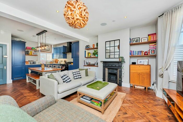 2 Bedroom Flat To Rent In Broxash Road, London, SW11