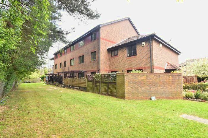 2 Bedroom Flat To Rent In Oakside Court, Horley, RH6