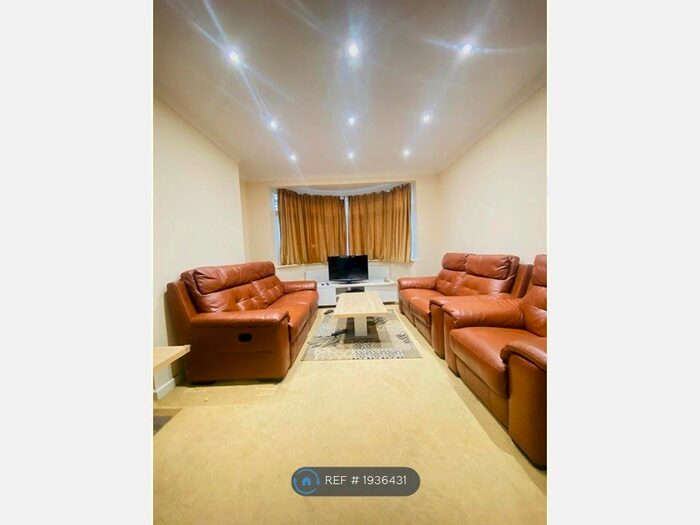 3 Bedroom Semi-Detached House To Rent In Westacott, Hayes, UB3