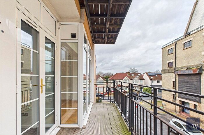 1 Bedroom Flat To Rent In Barrhill Road, London, SW2