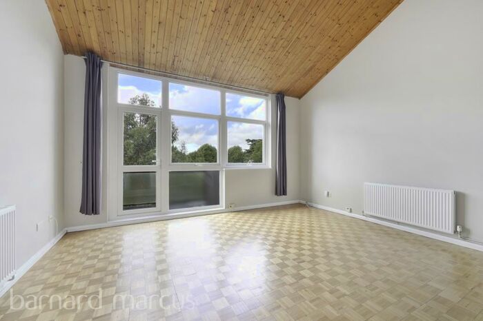 2 Bedroom Flat To Rent In The Crescent, Surbiton, KT6