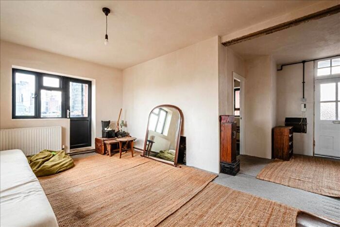 3 Bedroom Apartment To Rent In Fairchild House, Shoreditch, N1