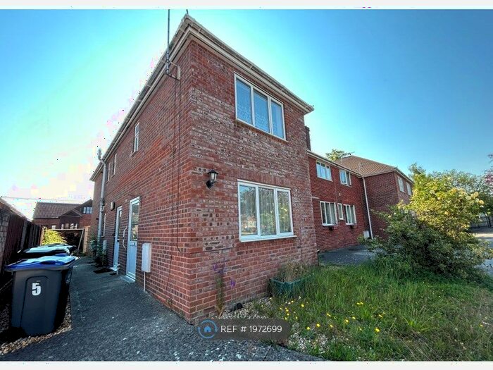 1 Bedroom Flat To Rent In Arras Close, Trowbridge, BA14