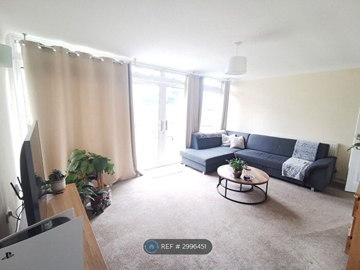 3 Bedroom Flat To Rent In Firlands, Bracknell, RG12