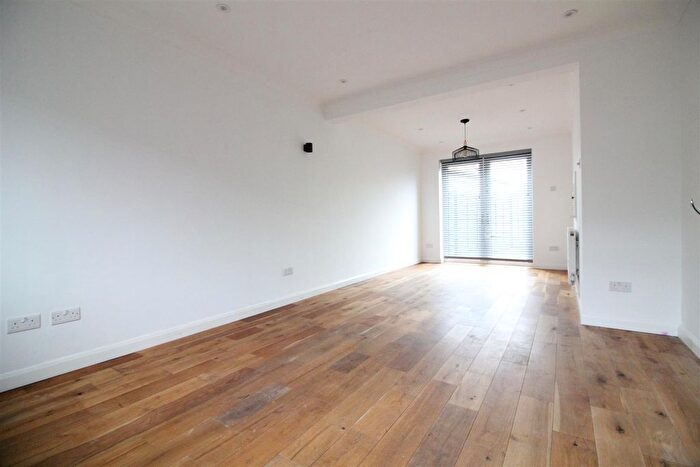 3 Bedroom End Of Terrace House To Rent In Elmlea Drive, Hayes, UB3