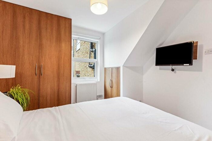 2 Bedroom Flat For Sale In Falcon Road, Battersea, SW11