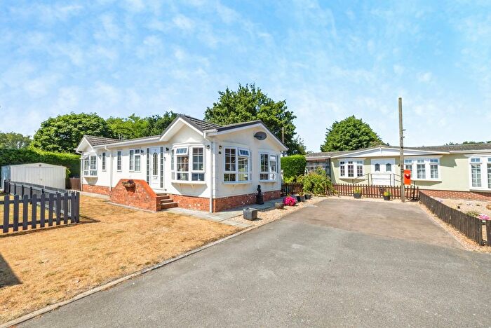 2 Bedroom Mobile/park Home For Sale In Hawthorn Hill, Chapel Farm Park, Dogdyke, Lincolnshire, LN4