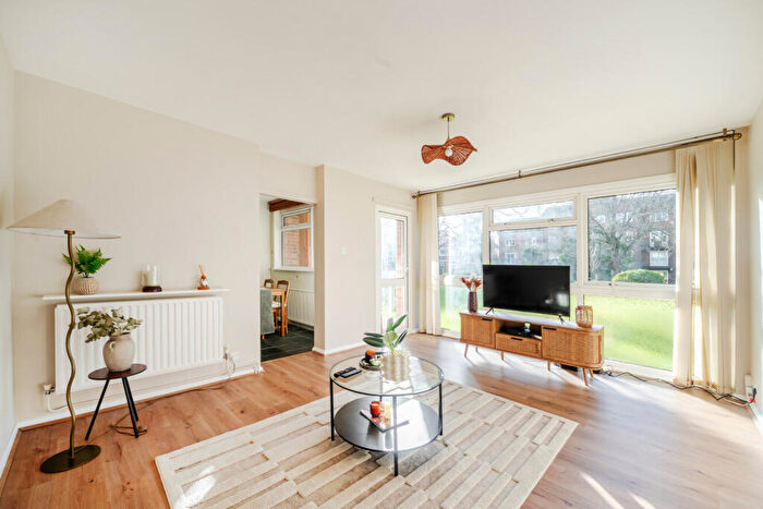 2 Bedroom Flat For Sale In Ingleside Close, Beckenham, BR3