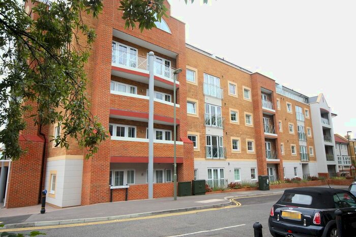 2 Bedroom Flat To Rent In Flambard Way, Godalming GU7