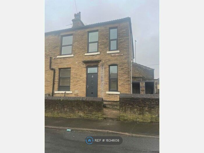 3 Bedroom End Of Terrace House To Rent In Albion Street, Brighouse, HD6