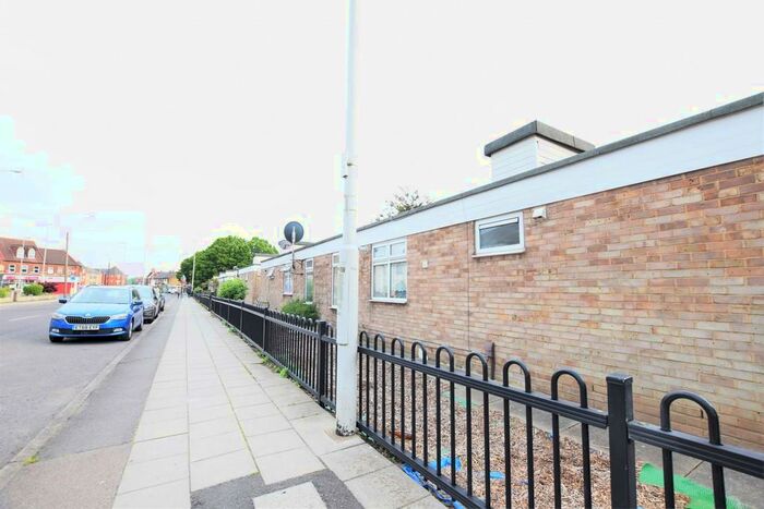 2 Bedroom Ground Flat To Rent In Tomswood Hill, Barkingside, IG6