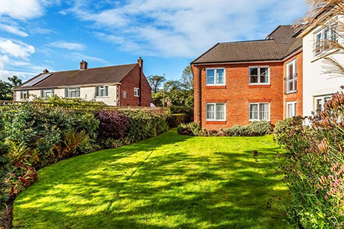 1 Bedroom Flat For Sale In Kingston Avenue, Leatherhead, Surrey, KT22