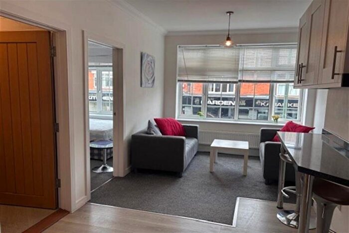 3 Bedroom Flat To Rent In Bedroom First Floor Flat In Bournemouth, BH8