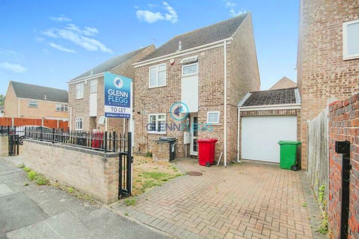 3 Bedroom Terraced House To Rent In Rochford Gardens, Slough, SL2