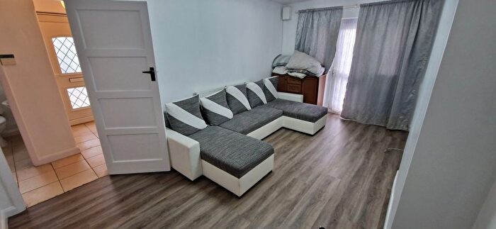 2 Bedroom Flat To Rent In Lyndhurst Gardens, Enfield, EN1