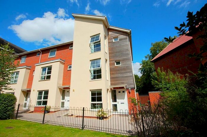 3 Bedroom Semi-Detached House To Rent In Winchester, SO23