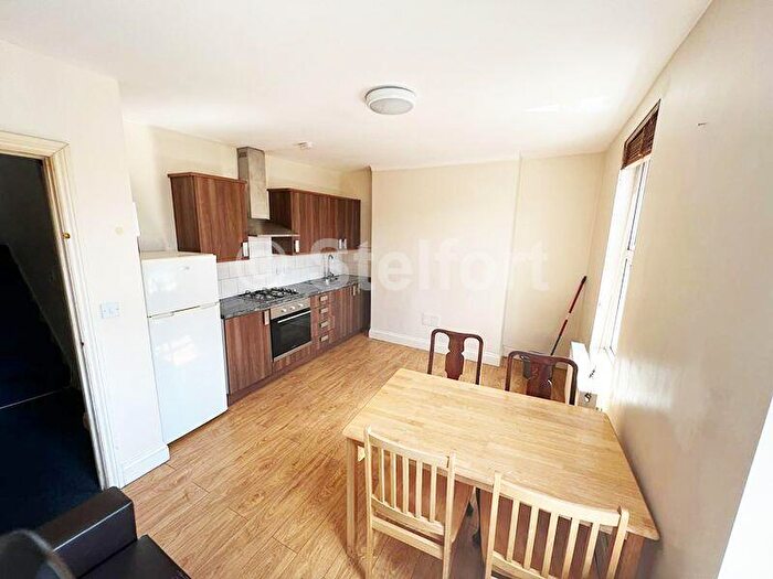 3 Bedroom Flat To Rent In West Ham Lane, London, E15
