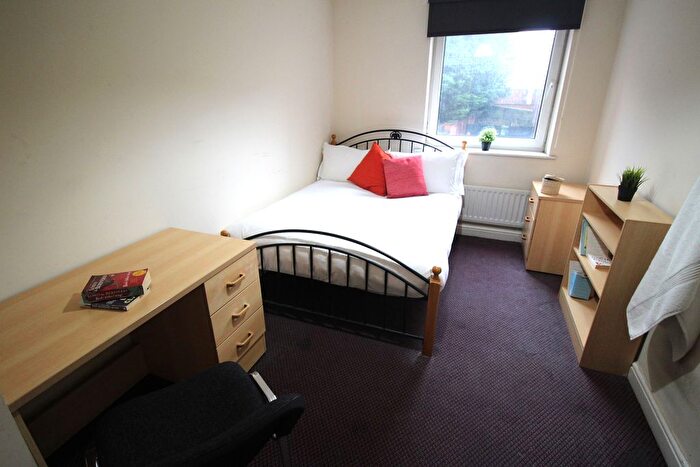 2 Bedroom Flat To Rent In Flat, Clarendon Road, Leeds, LS2