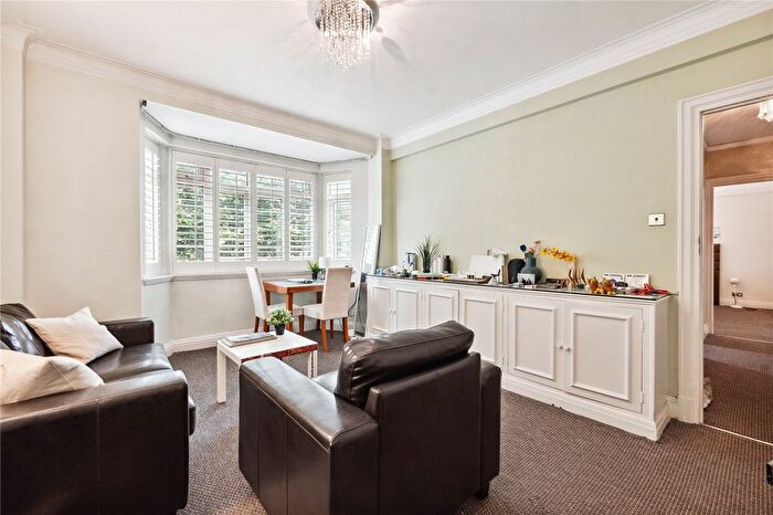 1 Bedroom Flat To Rent In Chatsworth Court, Pembroke Road, W8