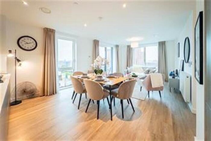 3 Bedroom Apartment To Rent In New Makers Yard, Shale Lane, M5