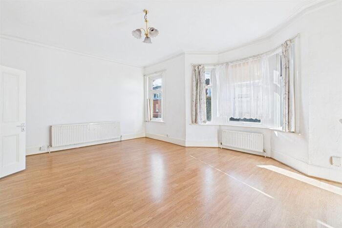 2 Bedroom Flat To Rent In Merton Road, SW19