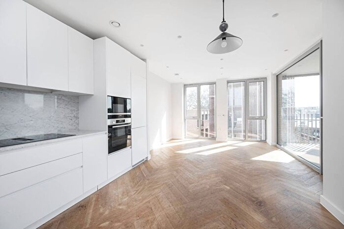 3 Bedroom Flat To Rent In Mapple Path, Hackney Downs, London, E5