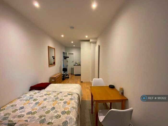 Studio To Rent In Oakway, London, N14