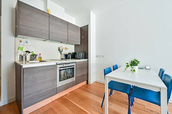 2 Bedroom Flat To Rent In Crampton Street, Elephant And Castle, London, SE17