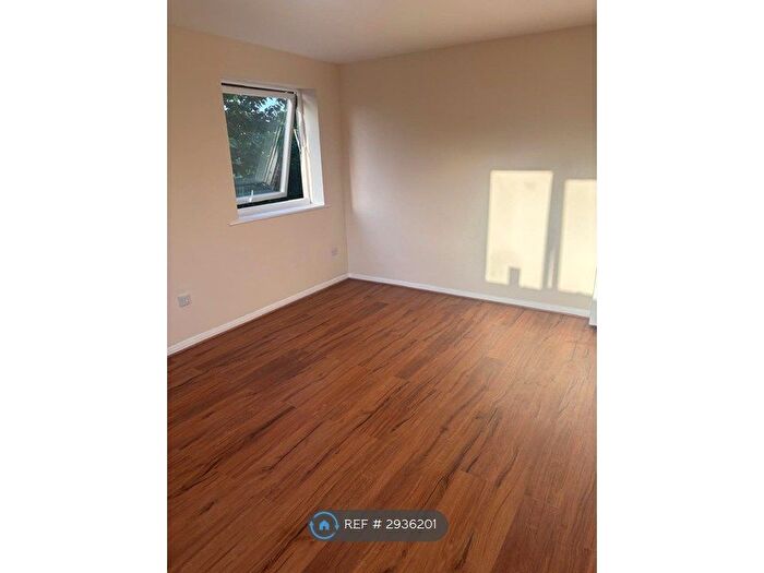 2 Bedroom Flat To Rent In Gurney Close, Barking, IG11