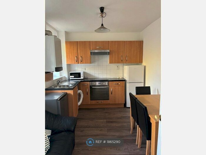 4 Bedroom Flat To Rent In Arrowsmith House, London, SE11