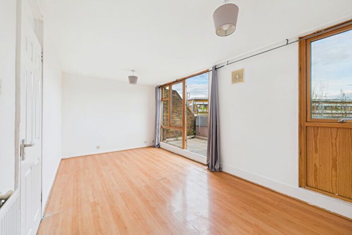 3 Bedroom Flat For Sale In Bedwell House, Stockwell Park Road, London, SW9