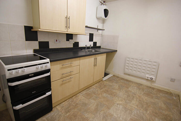 2 Bedroom Flat To Rent In West Street, Manchester, M11