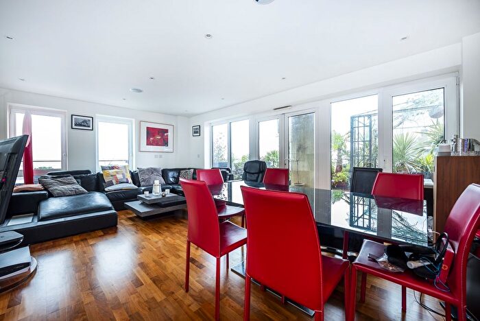 3 Bedroom Flat To Rent In Enterprise Way, London, SW18