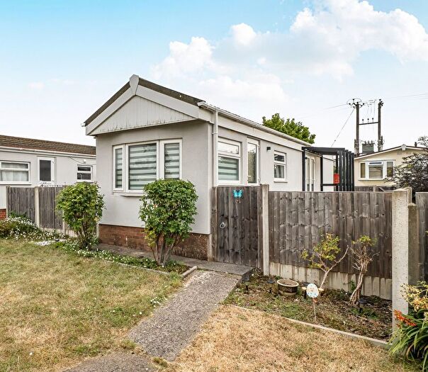 1 Bedroom Park Home For Sale In Berkeley Vale Park, Berkeley, Gloucestershire, GL13