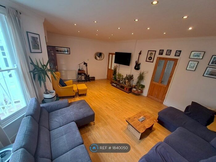 2 Bedroom Flat To Rent In Alexandra Drive, London, SE19