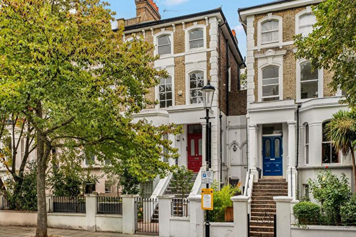 2 Bedroom Flat For Sale In St. Charles Square, London, W10
