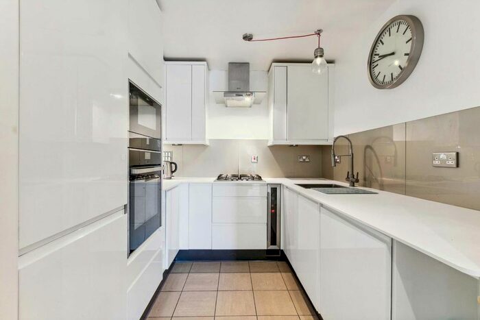 3 Bedroom Flat To Rent In Kings Avenue, Clapham, SW4