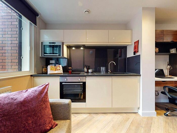 Apartment To Rent In Apt, Live Oasis Wade Lane #, LS2