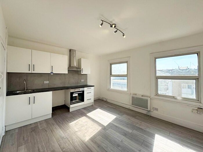 Flat To Rent In Hertslet Road, London, N7