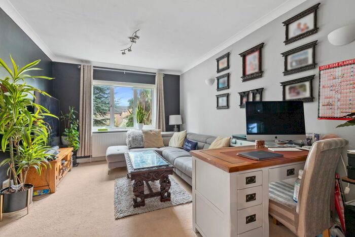 2 Bedroom Flat To Rent In Kempton Avenue, Sunbury-On-Thames, TW16