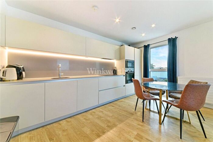 2 Bedroom Apartment To Rent In Station Approach, London, SE26